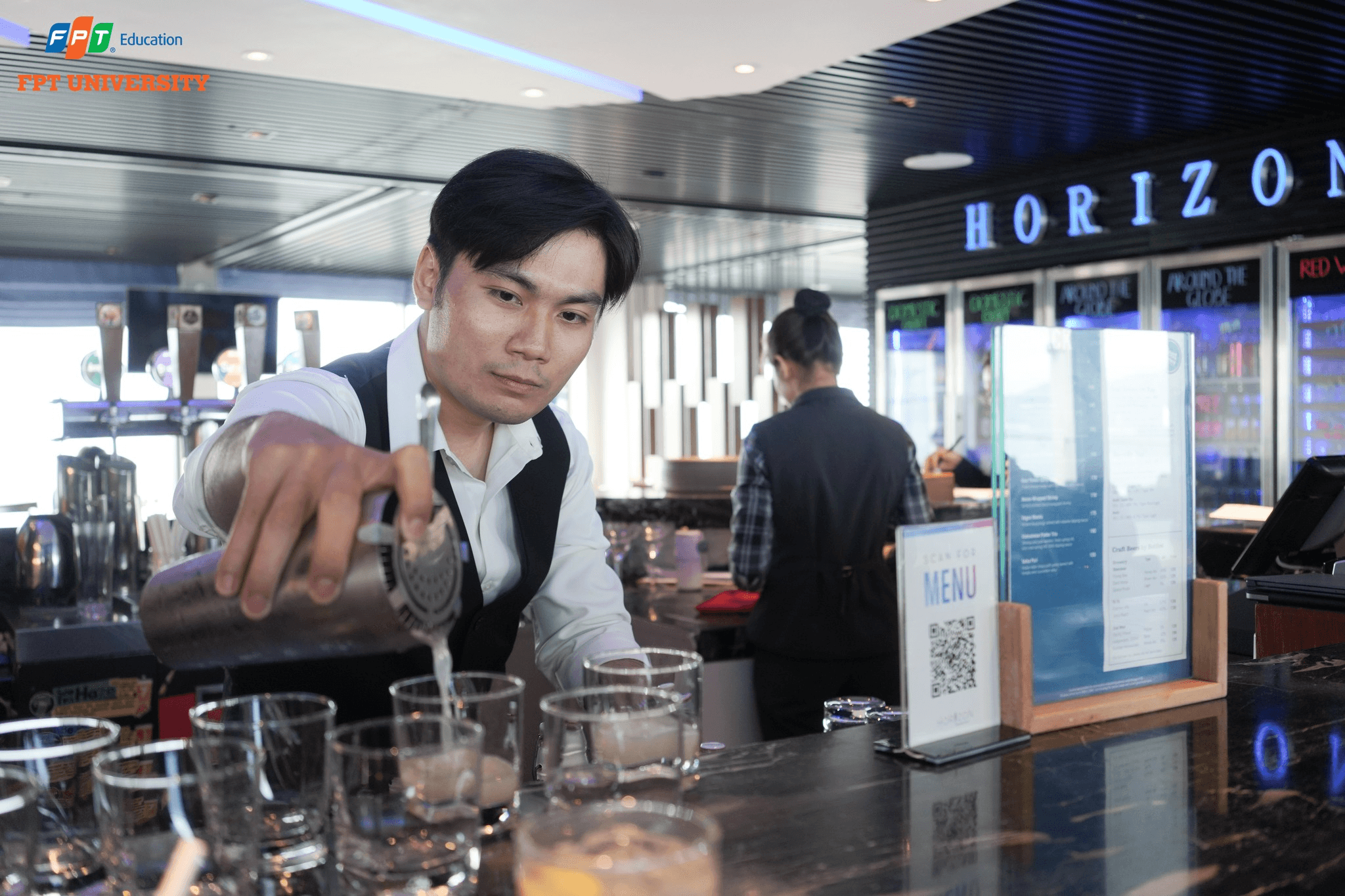 Field Trip “From Theory to Glass – Hotel Bar”: Sinh viên trải nghiệm thực tế môi trường dịch vụ đồ uống tại khách sạn quốc tế
