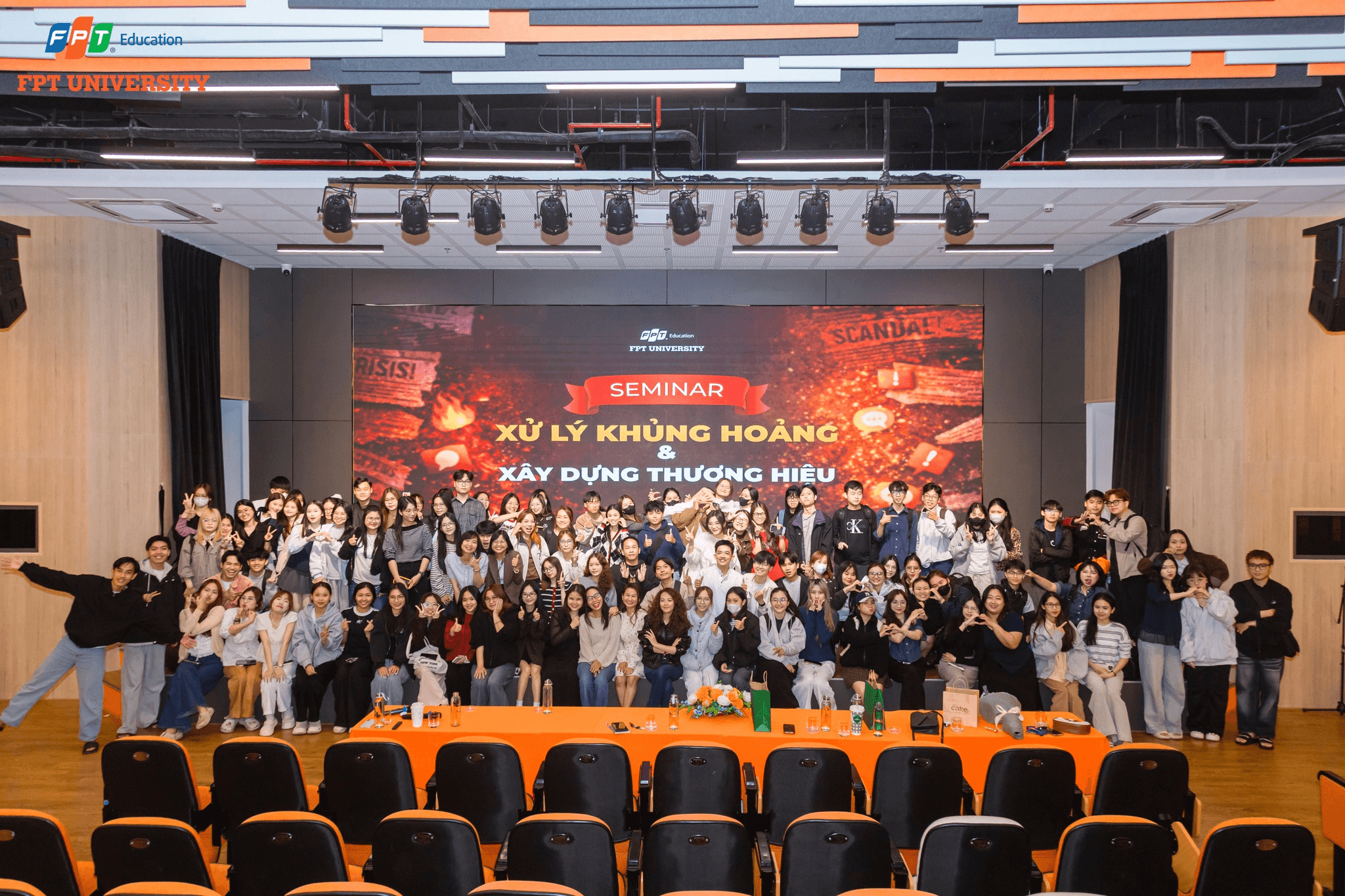 Sinh viên Trường Đại học FPT Đà Nẵng thảo luận thực tiễn về xử lý khủng hoảng truyền thông và xây dựng thương hiệu